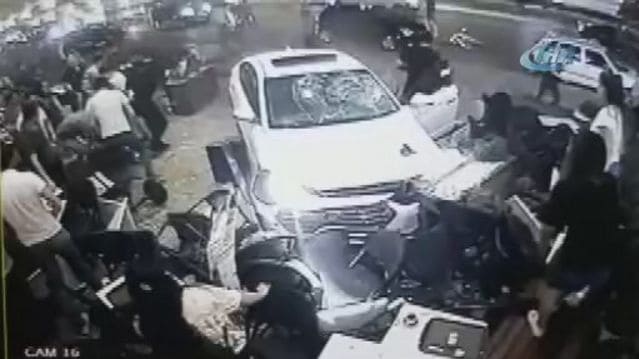 Автомобиль разнёс кофейню в Турции (Видео) Автомобиль разнёс кофейню в Турции (Видео)
