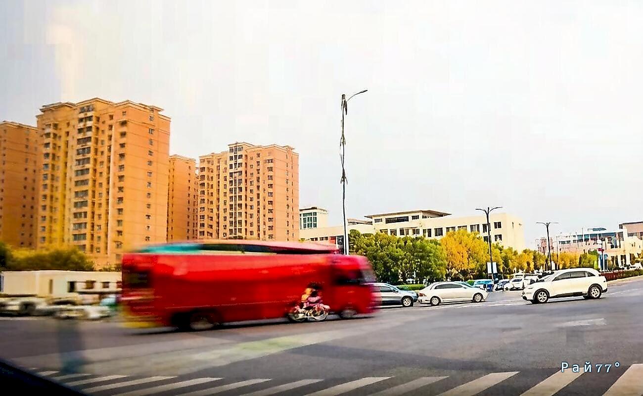 Грузовик не вписался в поворот и опрокинулся на скутеристку в Китае ▶ Грузовик не вписался в поворот и опрокинулся на скутеристку в Китае ▶