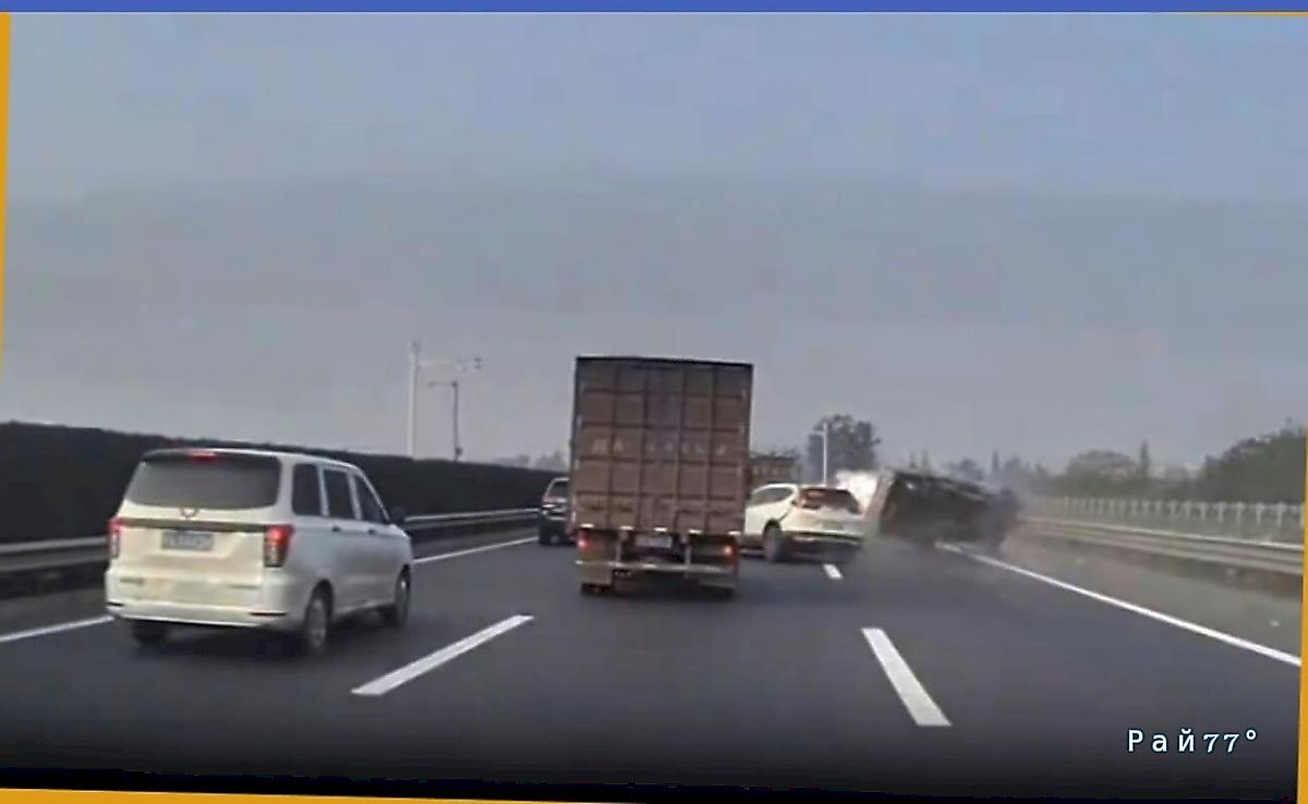 Легковушка не успела проскочить и опрокинула гружёный фургон в КНР