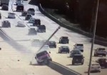 Водитель пикапа, сбив две мачты освещения, стал виновником масштабного ДТП (Видео)