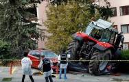 Фермер на тракторе раздавил два автомобиля, прорываясь к израильскому посольству в Турции (Видео) 0