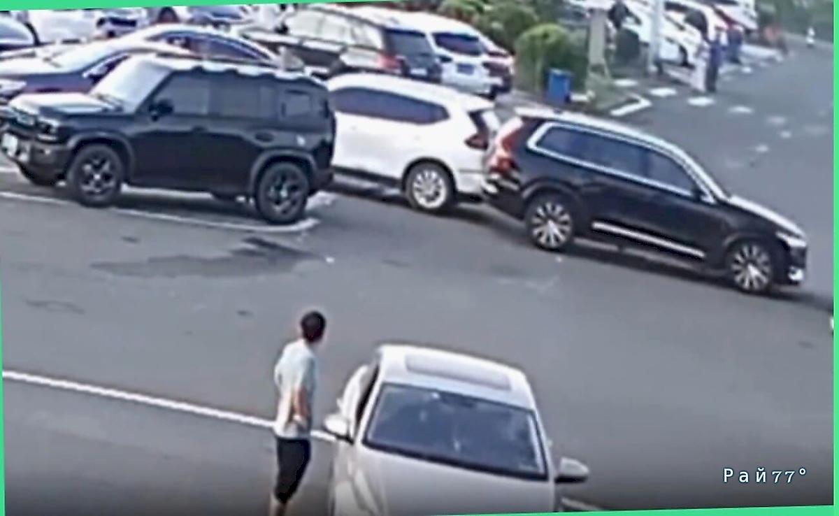 Китаец перепутал передачи в легковушке, снёс столб и повредил два автомобиля Китаец перепутал передачи в легковушке, снёс столб и повредил два автомобиля