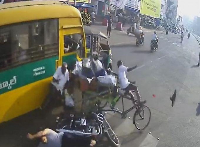 Школьный автобус с отказавшими тормозами протаранил несколько автомобилей и мотоповозок в Индии ▶