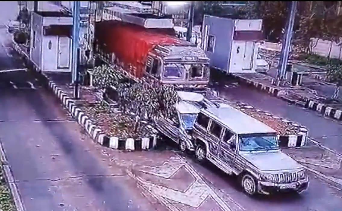 Водитель грузовика, разбив три автомобиля, скрылся с места инцидента в Индии
