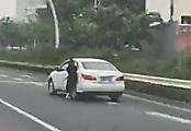 Девушка устроила погоню за «сбежавшим» от неё автомобилем на магистрали в Шанхае