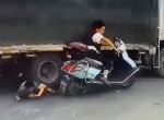 Подростки на скутере чудом не угодили под грузовик и попали на видео в Китае