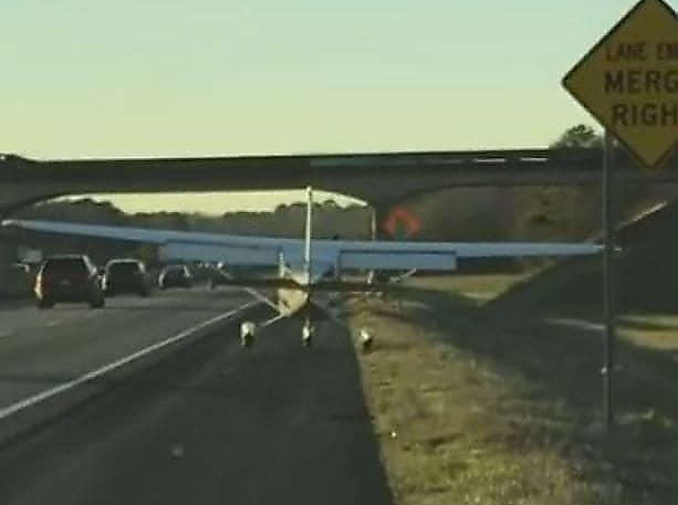 Самолёт вклинился в поток автомобилей на оживлённой трассе в Алабаме