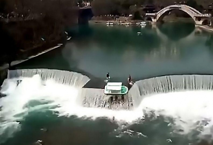 Туристы успели покинуть лодку перед тем, как она погрузилась в водопад в Китае ▶