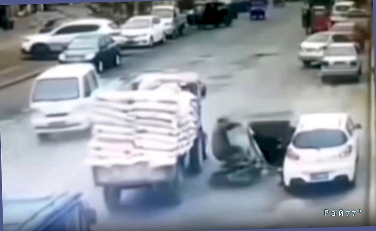 Водитель открыл дверь и отправил скутериста под колёса трактора ▶️