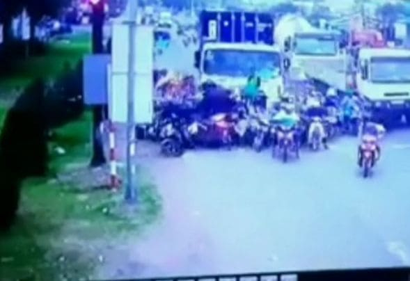 Фура въехала в толпу мотоциклистов во Вьетнаме