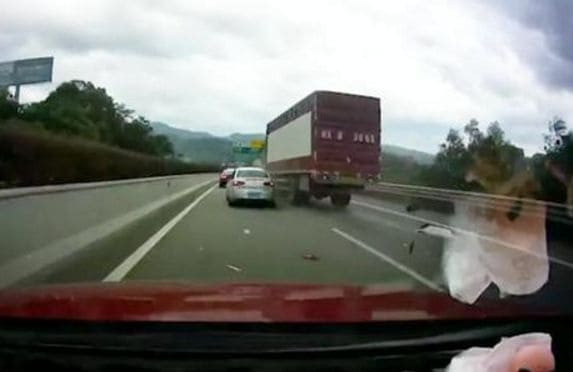 Грузовик снёс легковушку, стоящую в пробке на китайской автомагистрали (Видео)