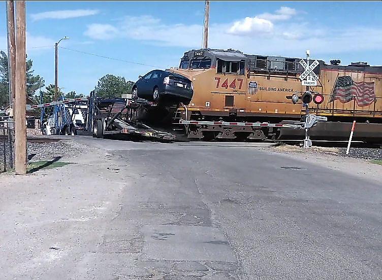 Поезд снёс застрявший на путях трейлер с автомобилями в Техасе ▶