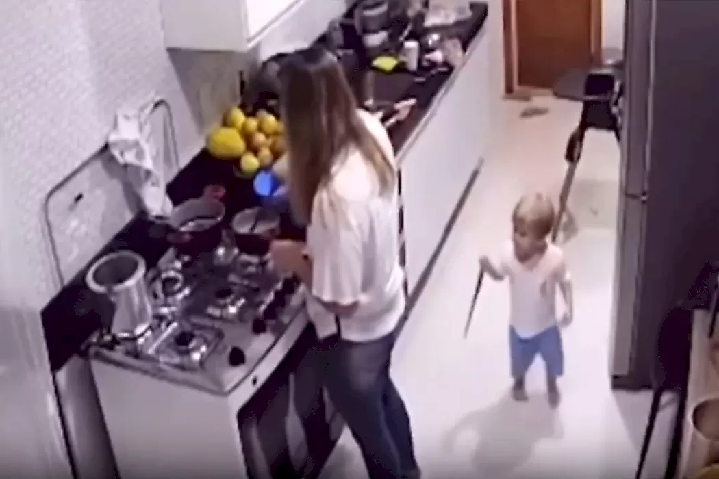 Ребёнок стащил нож и преследовал домработницу на кухне: видео