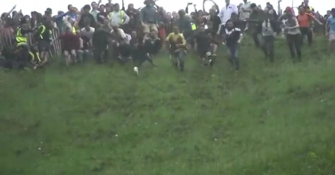 В Англии провели экстремальную Куперсхилдскую сырную гонку (Видео)
