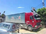 Водитель, уходя от столкновения с фурой, завалил на бок свой грузовик во Вьетнаме