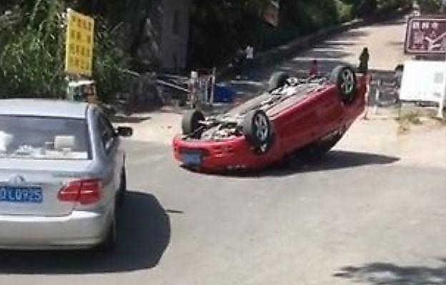 Автомобилист не смог преодолеть крутой склон и перевернул на крышу свой автомобиль в Китае
