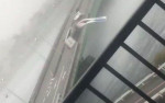 Мощный тайфун перевернул грузовик на мосту в Японии (Видео)