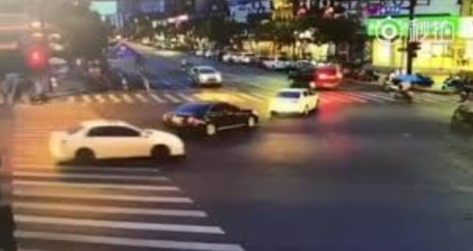 Неопытная автомолистка, управляя мерседесом, на бешеной скорости врезалась в толпу в Китае (Видео)
