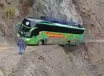 Рейсовый автобус чудом не упал в пропасть в Перу