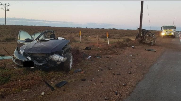 Водитель, разделив свой автомобиль пополам, после въезда в столб, чудом выжил в Австралии (Видео) Водитель, разделив свой автомобиль пополам, после въезда в столб, чудом выжил в Австралии (Видео)