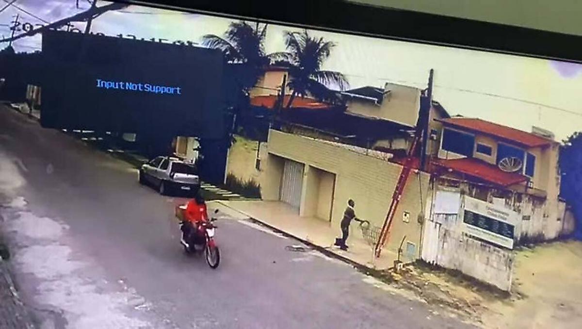 Бразилец «помог» электрику и, бросив кабель, чуть не угробил своего приятеля