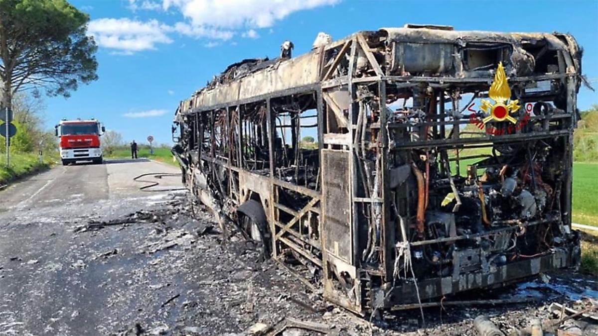 «Огнедышащий» автобус парализовал движение на дороге в Италии