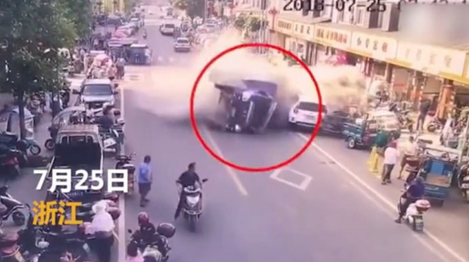 Перевернувшийся грузовик засыпал цементом автомагистраль в Китае (Видео)