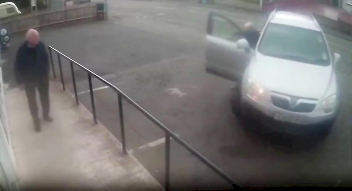 Пожилой водитель отправил автó в неуправляемый дрифт на глазах у пенсионеров в Уэльсе