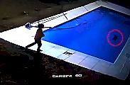 Ребёнок бросился спасать щенка из бассейна и попал на видео в Аргентине