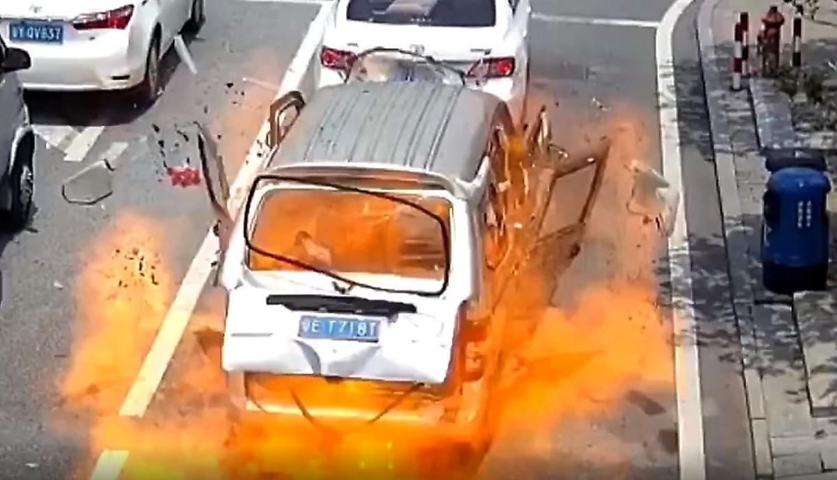 Китаец прикурил и пережил взрыв газа за рулём своего микроавтобуса - видео
