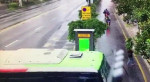 Китаянка вынуждена была спасаться бегством от автобуса, врезавшегося в остановку (Видео)