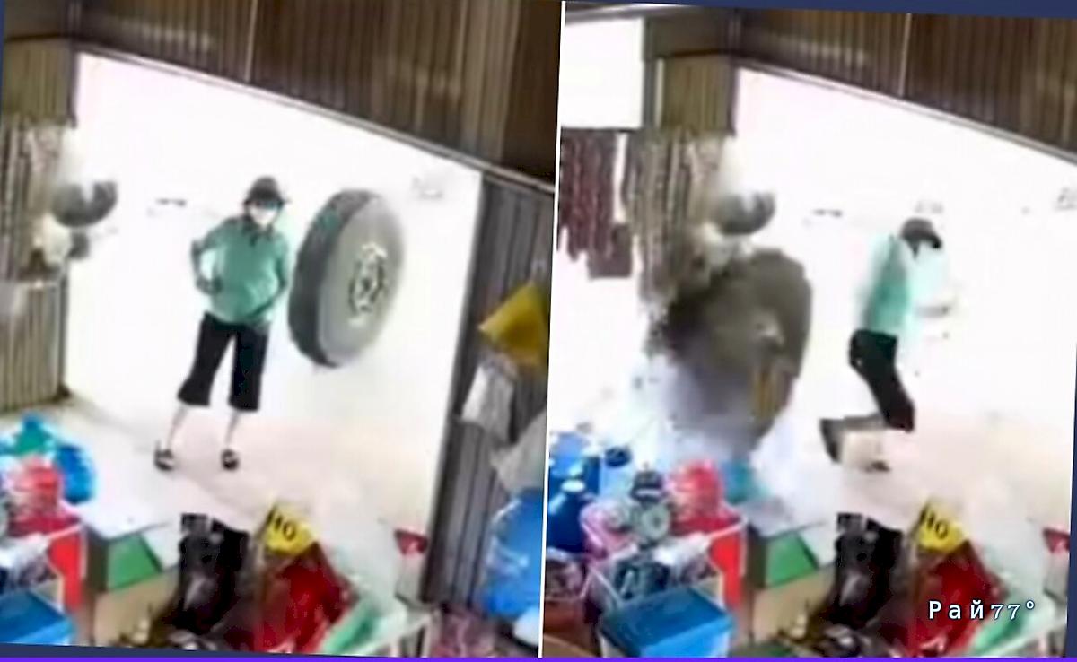 Отлетевшее от грузовика колесо чудом не лишило жизни посетительницу магазина ▶️ Отлетевшее от грузовика колесо чудом не лишило жизни посетительницу магазина ▶️