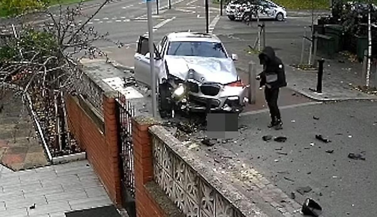 Пассажиры и водитель, как ни в чём не бывало покинули врезавшийся в столб автомобиль и попали на видео в Англии