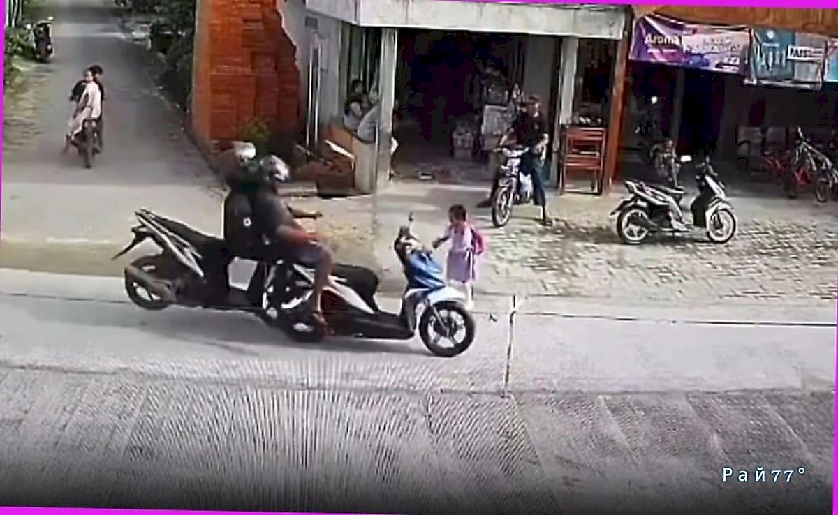 Ребёнок выбежал на улицу и стал причиной столкновения мотоциклистов