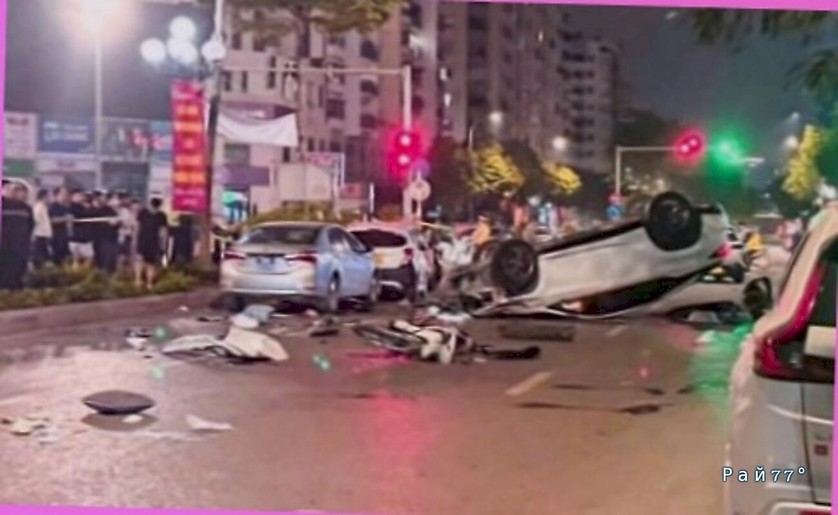 Водитель, потеряв контроль над автомобилем, протаранил 6 легковушек и сбил мотоциклиста во Вьетнаме ▶️