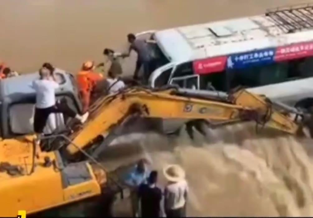 Экскаваторщик ковшом заблокировал микроавтобус с пассажирами перед бурной рекой