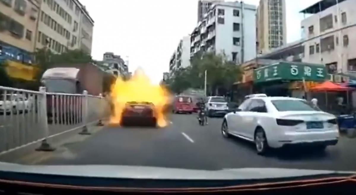 Мощный взрыв легковушки парализовал движение на китайской магистрали