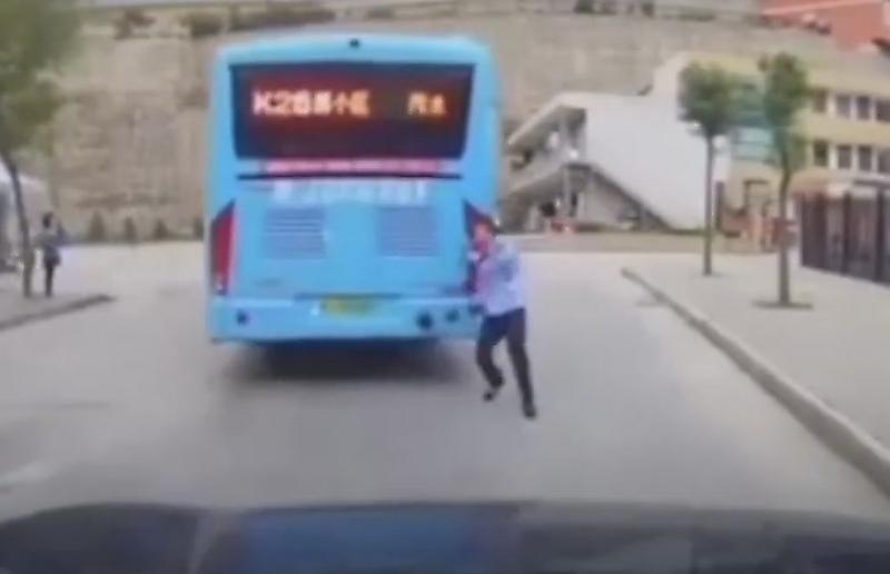 Рейсовый автобус «сбежал» от рассеянной работницы автопарка в Китае ▶