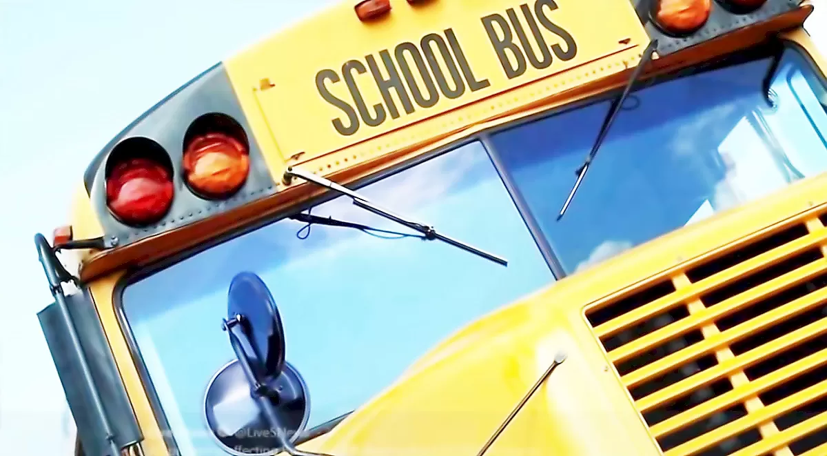 Школьный автобус опрокинулся на зрителей во время заезда в США