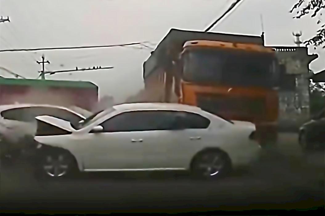 Владелец легковушки пережил наезд грузовика без тормозов в Китае