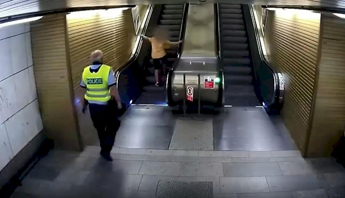Забавная погоня полицейского за вором попала на видео в чешском метро