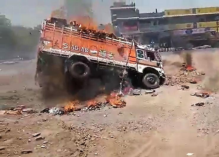 Загоревшийся грузовик провалился в канализацию в Индии ▶