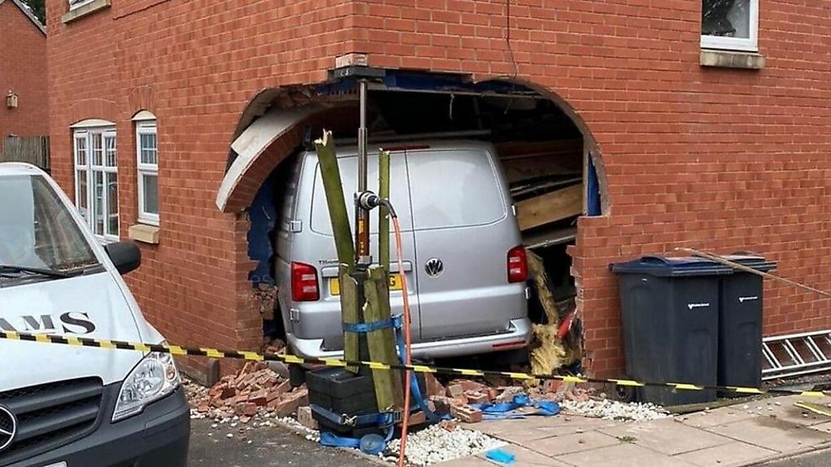 Женщина-водитель, управляя фургоном, снесла кирпичную стену и заехала в гостиную частного дома