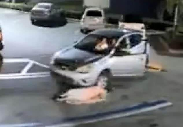 Грабитель, убегая от обворованной пенсионерки, сбил её боковой дверью автомобиля