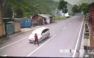 Автомобиль разул пешехода в Китае (Видео)