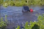 Автовладелец тщетно пытался спасти свой автомобиль, смытый рекой в Чите (Видео)