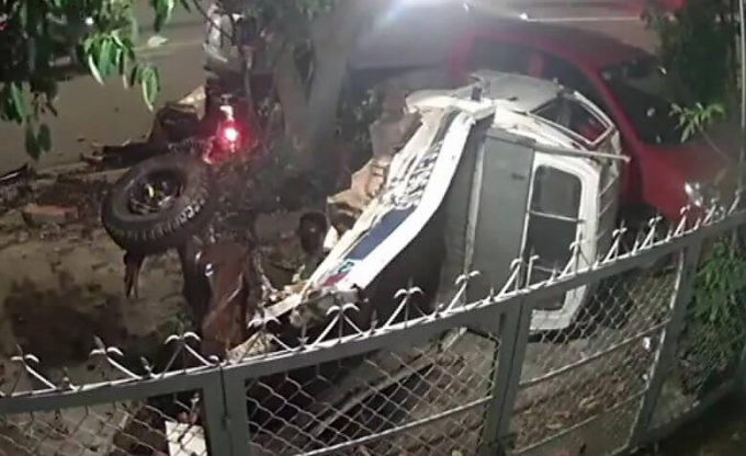 Китайский автомобилист разбил об дерево свой перевернувшийся грузовик (Видео)