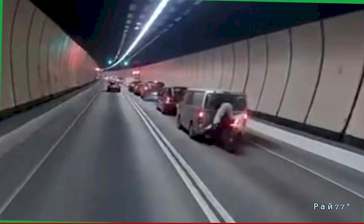 Байкер, пробив заднее стекло, &laquo;пересел&raquo; с мотоцикла в салон микроавтобуса ▶️