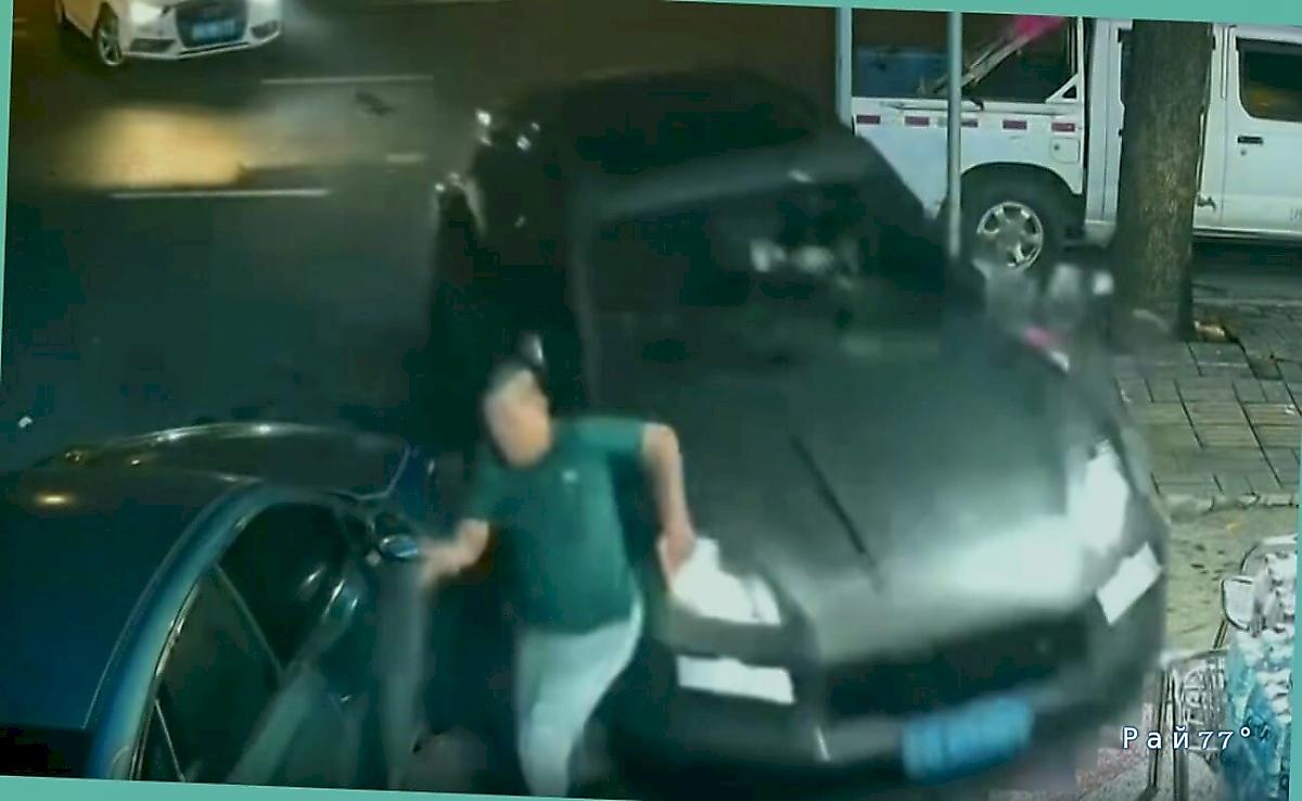 Пешеход едва не угодил под колёса автомобиля и попал на видео в КНР