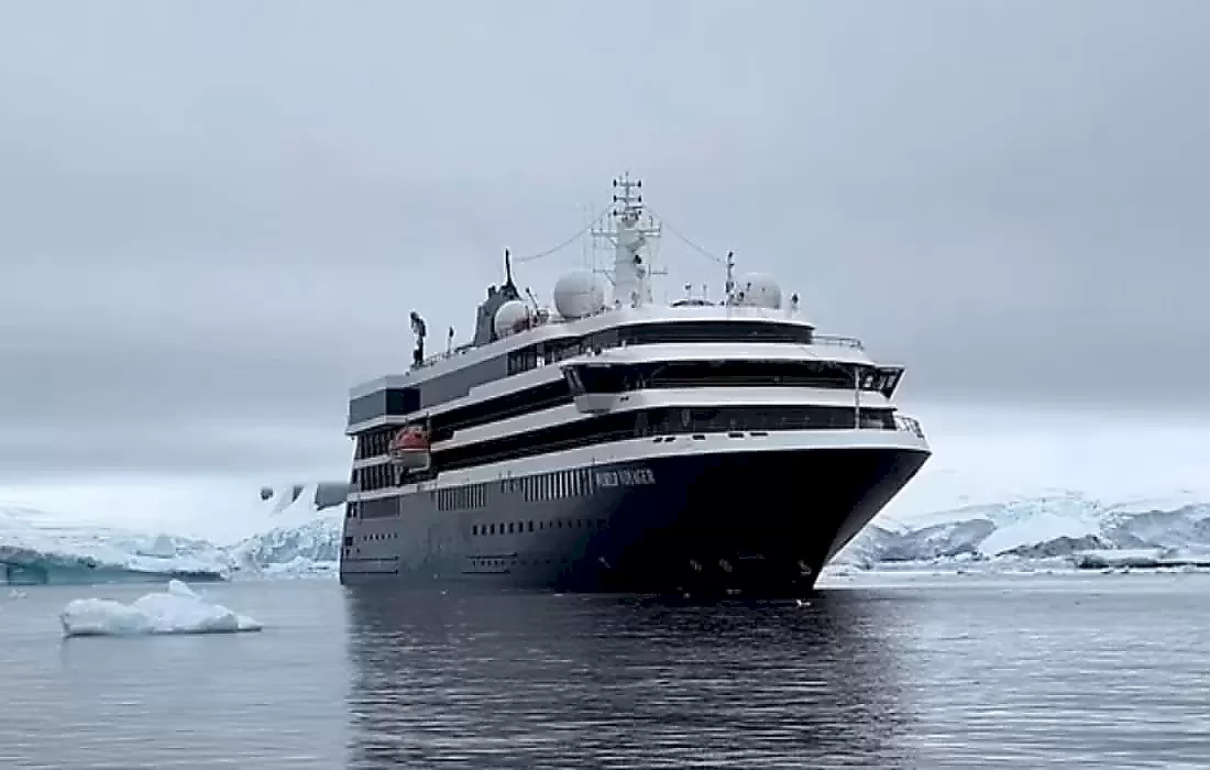 Шторм настиг круизный лайнер в Антарктиде: видео